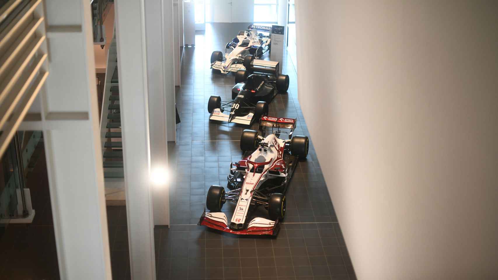 Nada más entrar a Sauber Motorsport están expuestos coches de Fórmula 1.