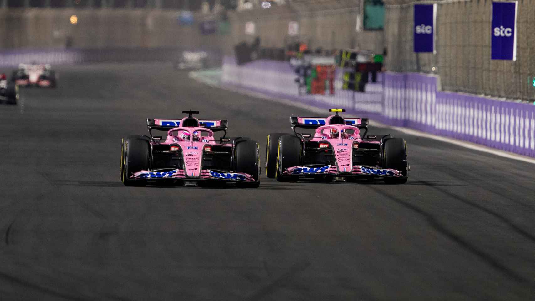 Fernando Alonso y Esteban Ocon en paralelo en la recta del circuito de Jeddah en el GP de Arabia Saudí