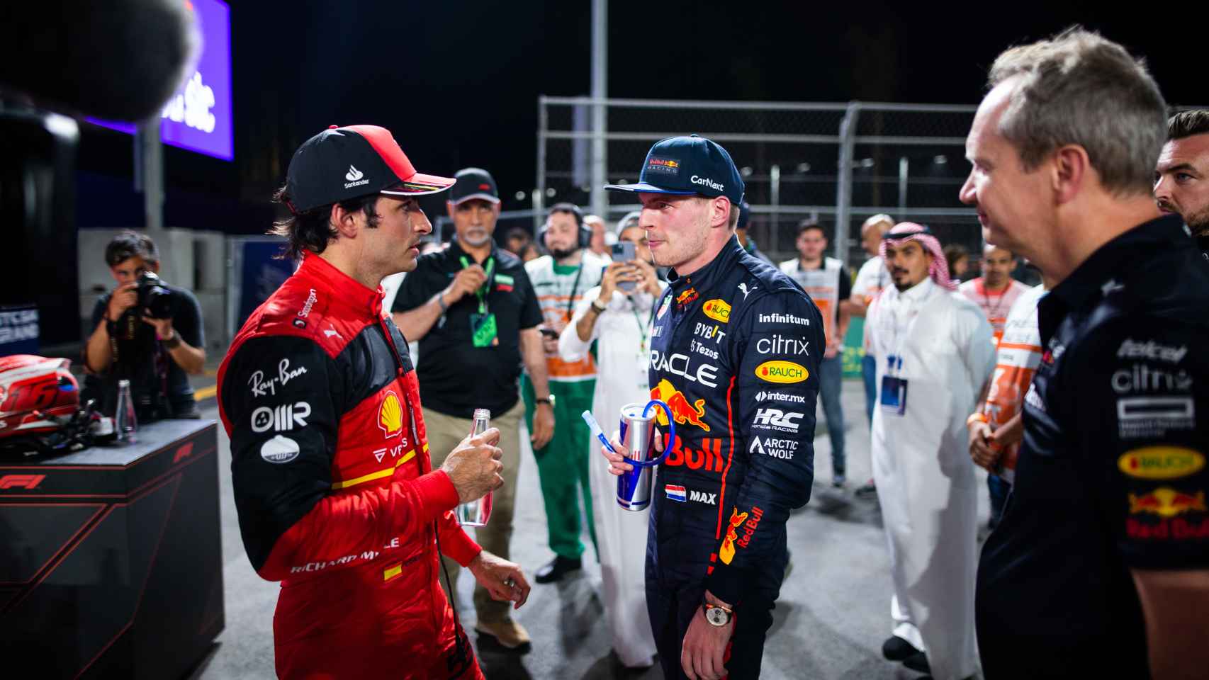 Carlos Sainz y Max Verstappen dialogan tras el Gran Premio de Arabia Saudí en Jeddah