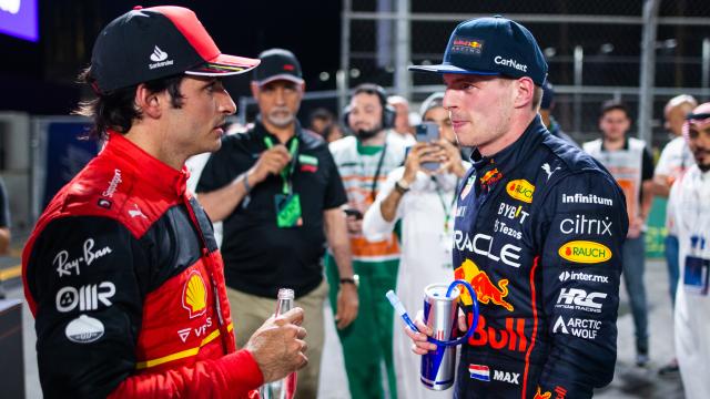 Carlos Sainz y Max Verstappen, dialogando tras el GP de Arabia Saudí en Jeddah