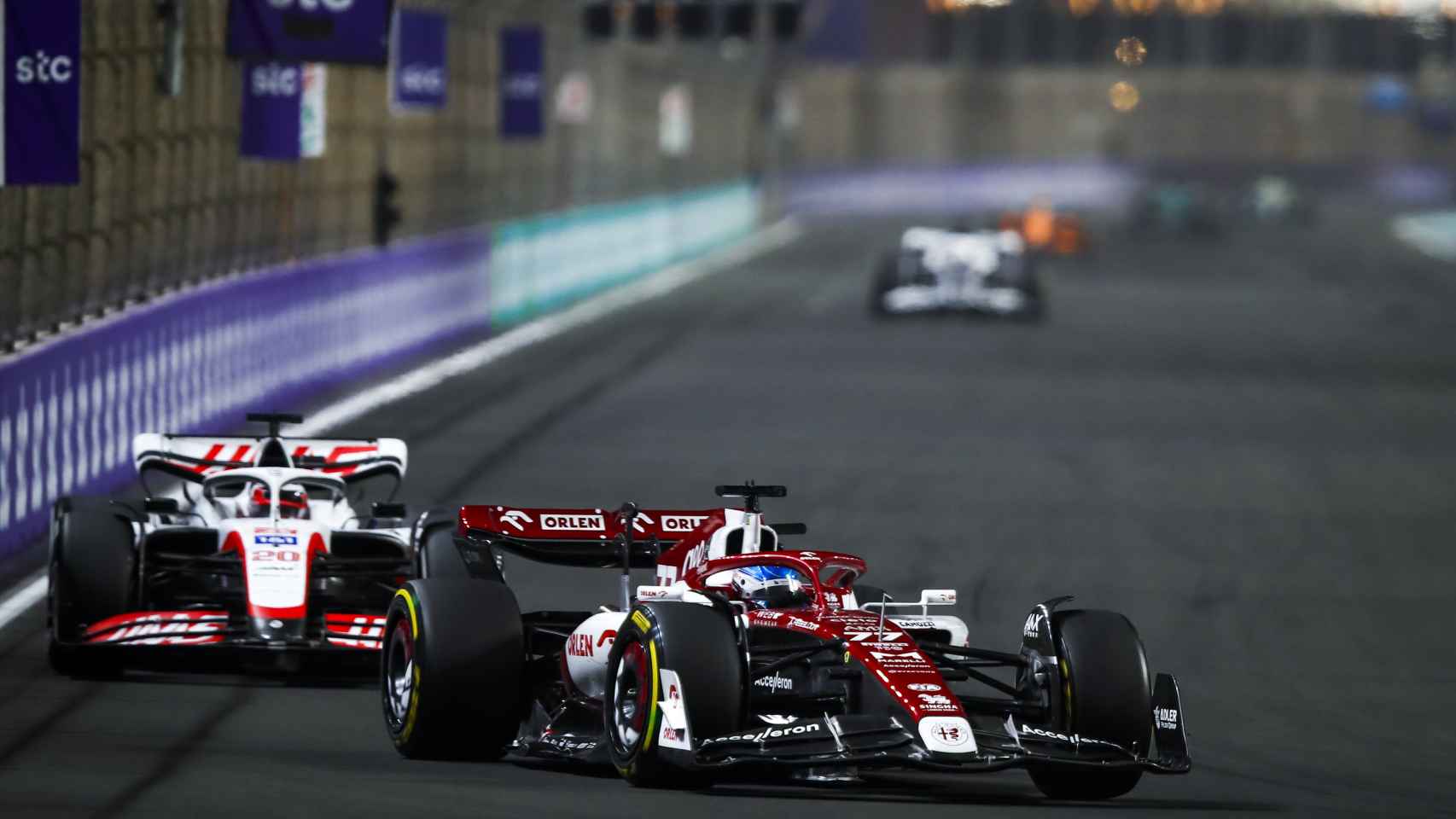 Valtteri Bottas peleando con Kevin Magnussen en el Gran Premio de Arabia Saudí