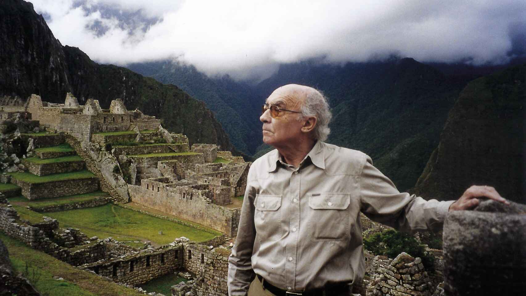 José Saramago en una visita a Machu Picchu (Perú), 2000. Foto: Fundación José Saramago