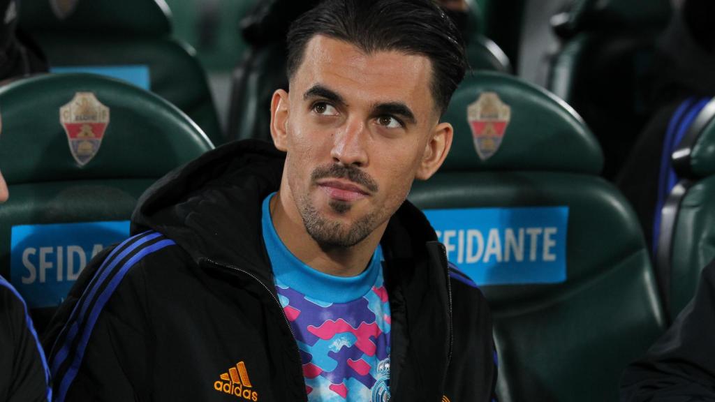 Dani Ceballos, en el banquillo del Estadio Martínez Valero.