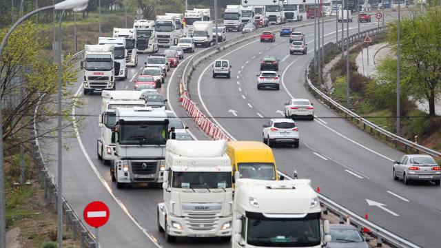 Un centenar de camioneros protestan en Toledo a bordo de sus vehículos