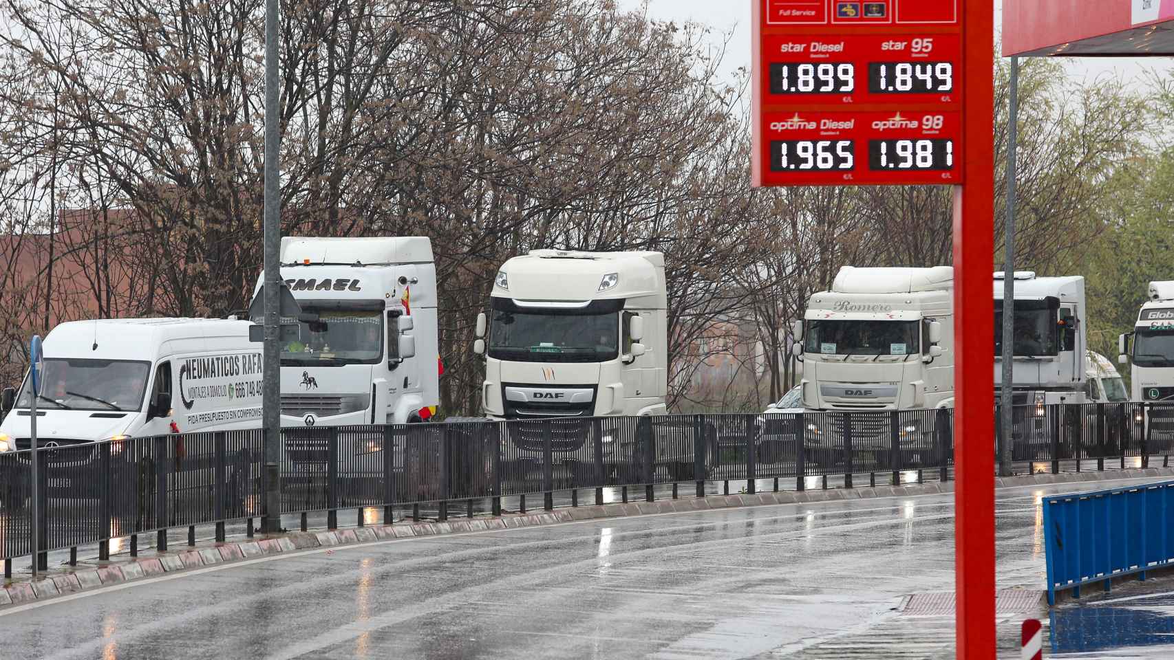 Un centenar de camioneros protestan en Toledo a bordo de sus vehículos