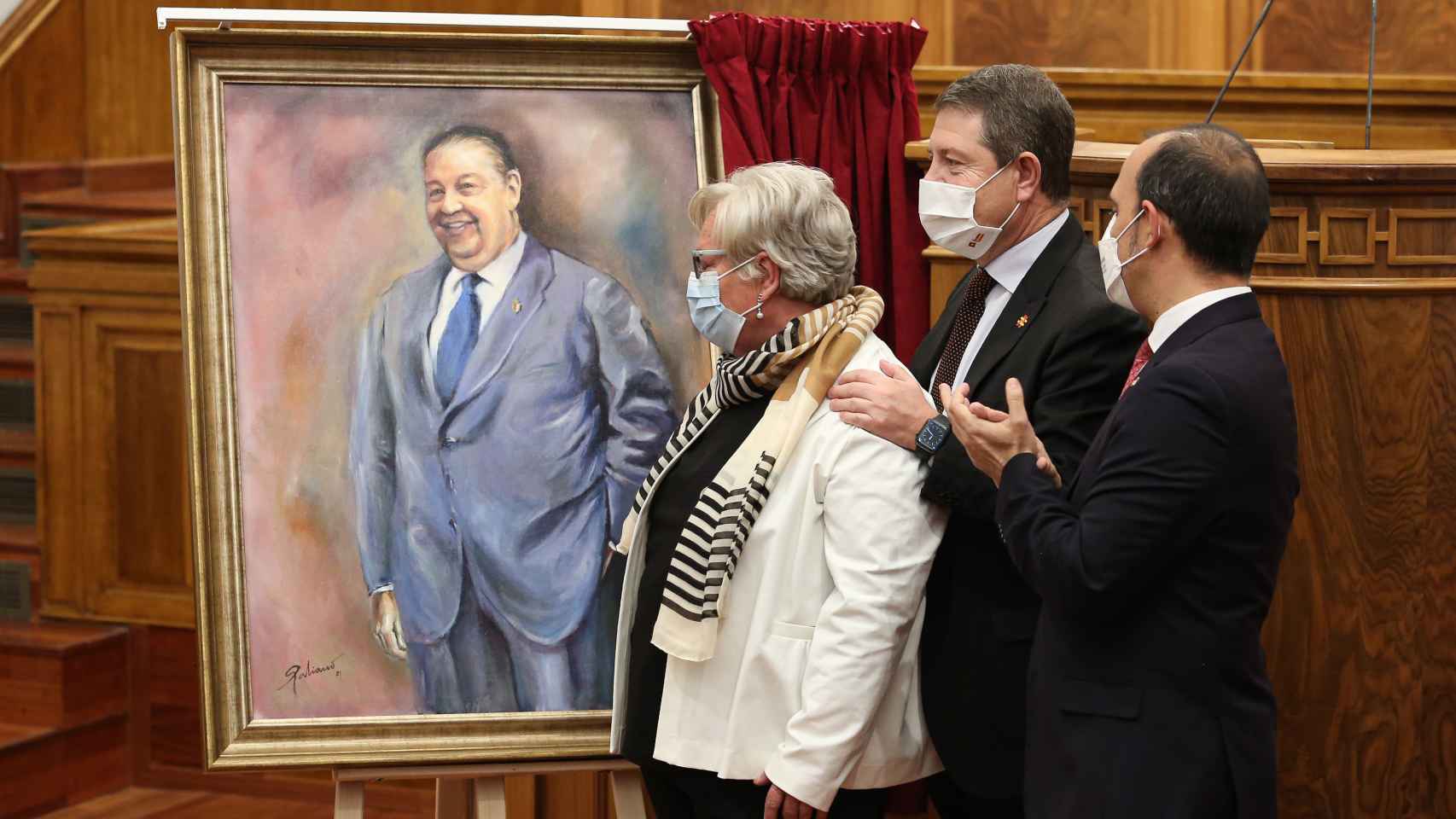 Momento en el que se ha descubierto el retrato de Jesús Fernández Vaquero. Foto: Óscar Huertas