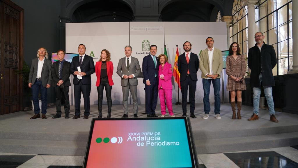 El presidente de la Junta, Juanma Moreno, con los premiados.