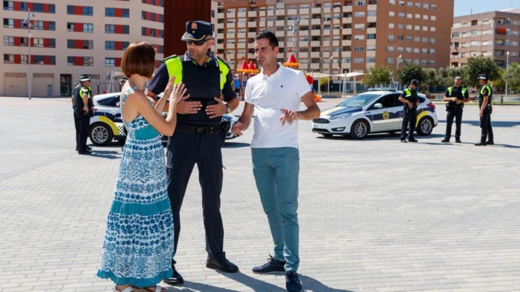 El alcalde de Mislata, Carlos Fernández Bielsa, en un acto con la policía local. EE