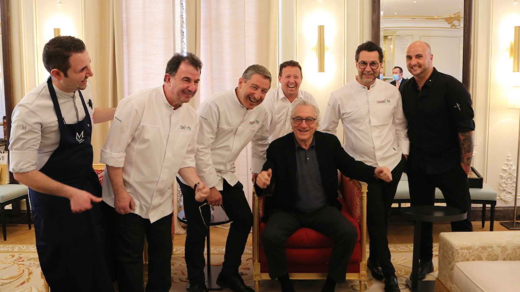 Robert de Niro junto a los cocineros que hicieron el menú excepcional.