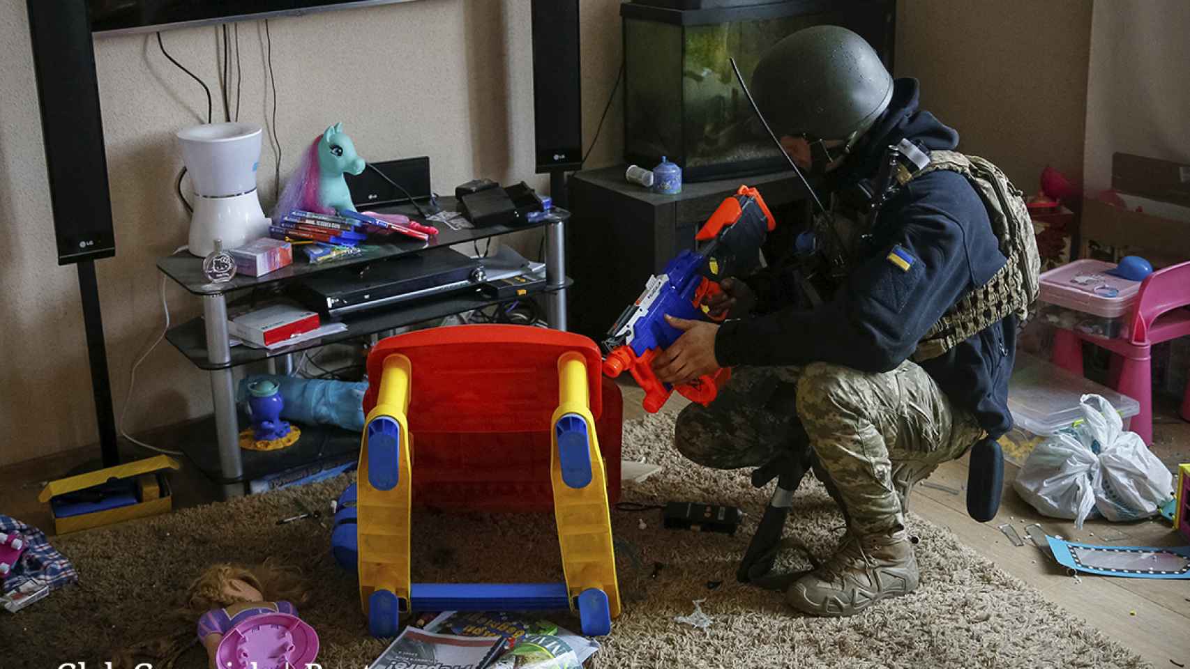 Un soldado, con una pistola de juguete, en Kiev.