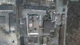 Imagen de satélite de la instalación de la Cruz Roja bombardeada por Rusia en Mariúpol.