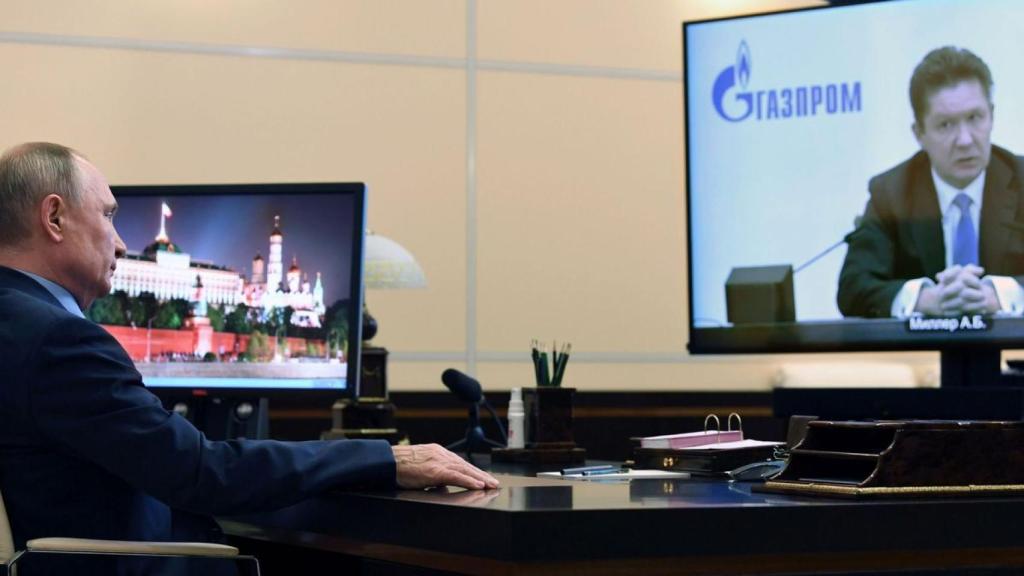 El presidente ruso, Vladímir Putin, en una videollamada con el CEO de Gazprom, Alexei Miller.