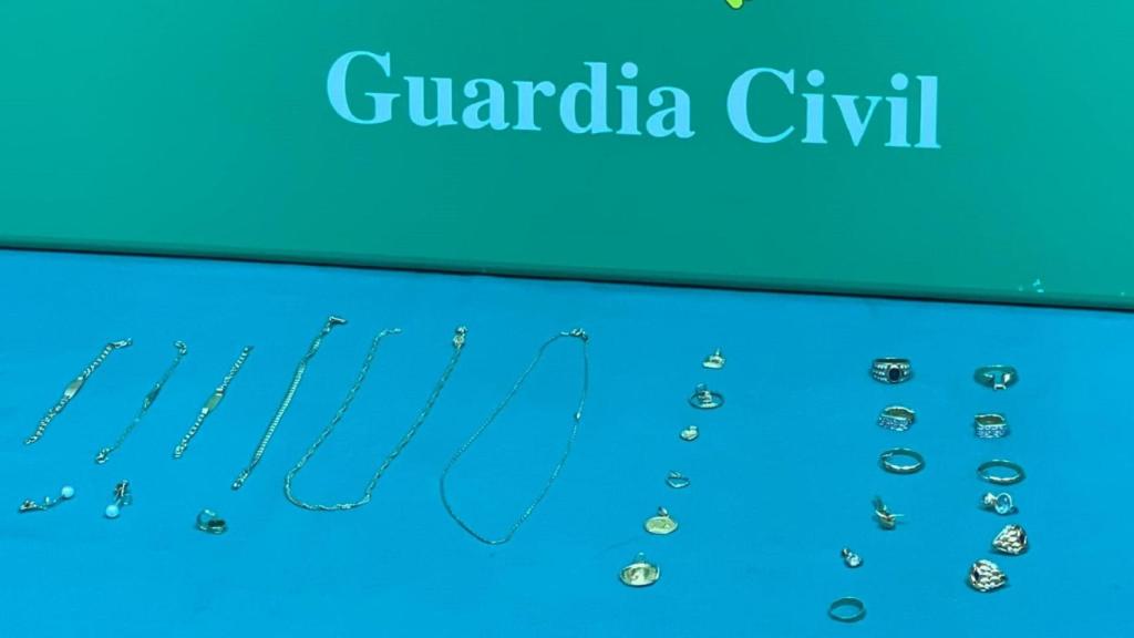 Las joyas recuperadas por la Guardia Civil en Culleredo.
