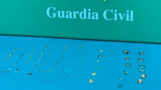 Las joyas recuperadas por la Guardia Civil en Culleredo.