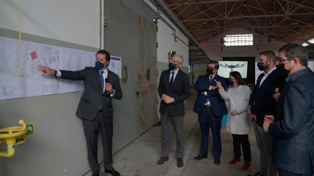 El conselleiro de Economía, Francisco Conde, y el rector de la UDC, Julio Abalde, visitan las instalaciones del laboratorio