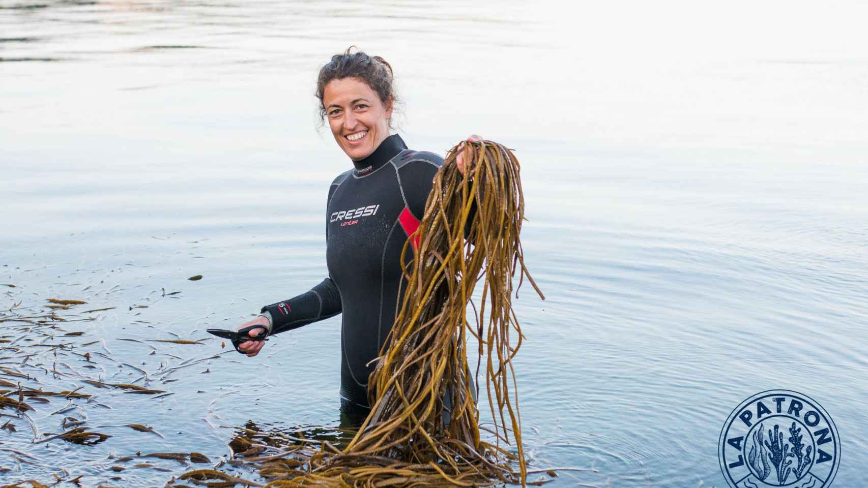 Cristina García, creadora de La Patrona, recolectando algas.