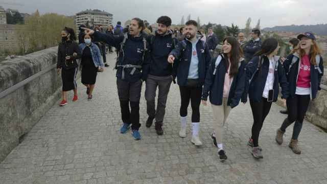 Los seis influencers en el Puente Romano de Ourense hoy.