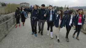 Los seis influencers en el Puente Romano de Ourense hoy.