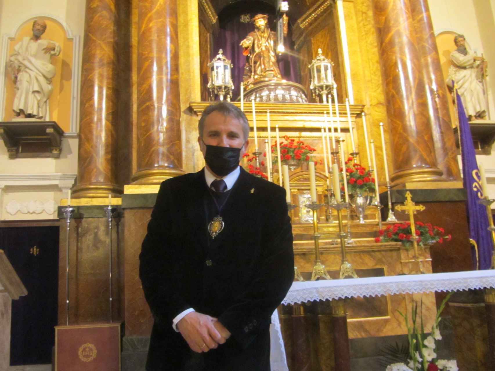 Pedro Sevillano, cofrade de Nuestro Padre Jesús Nazareno, en la iglesia del mismo nombre, en Valladolid.