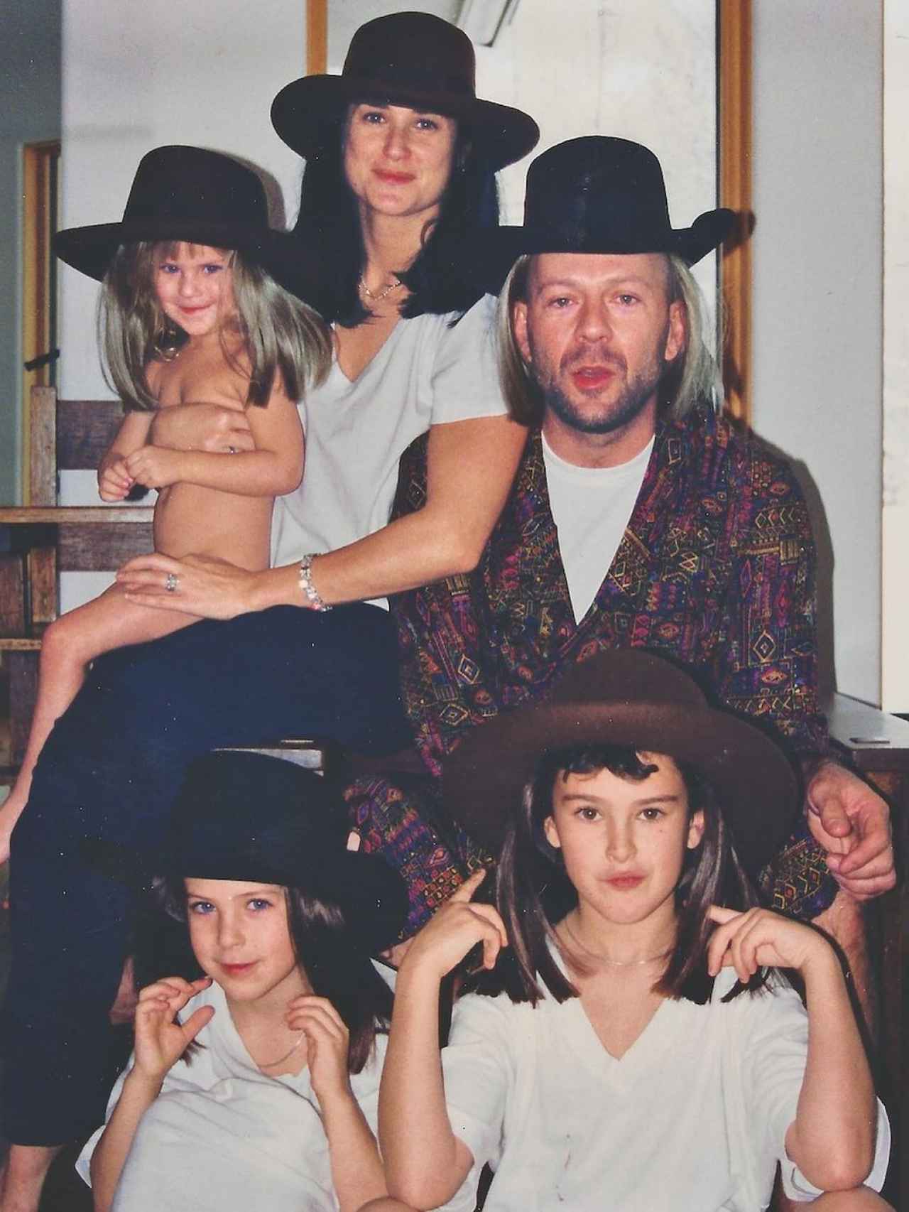Demi Moore y Bruce Willis junto a sus tres hijas, en una imagen antigua.