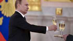Vladímir Putin, cogiendo una copa de champán.