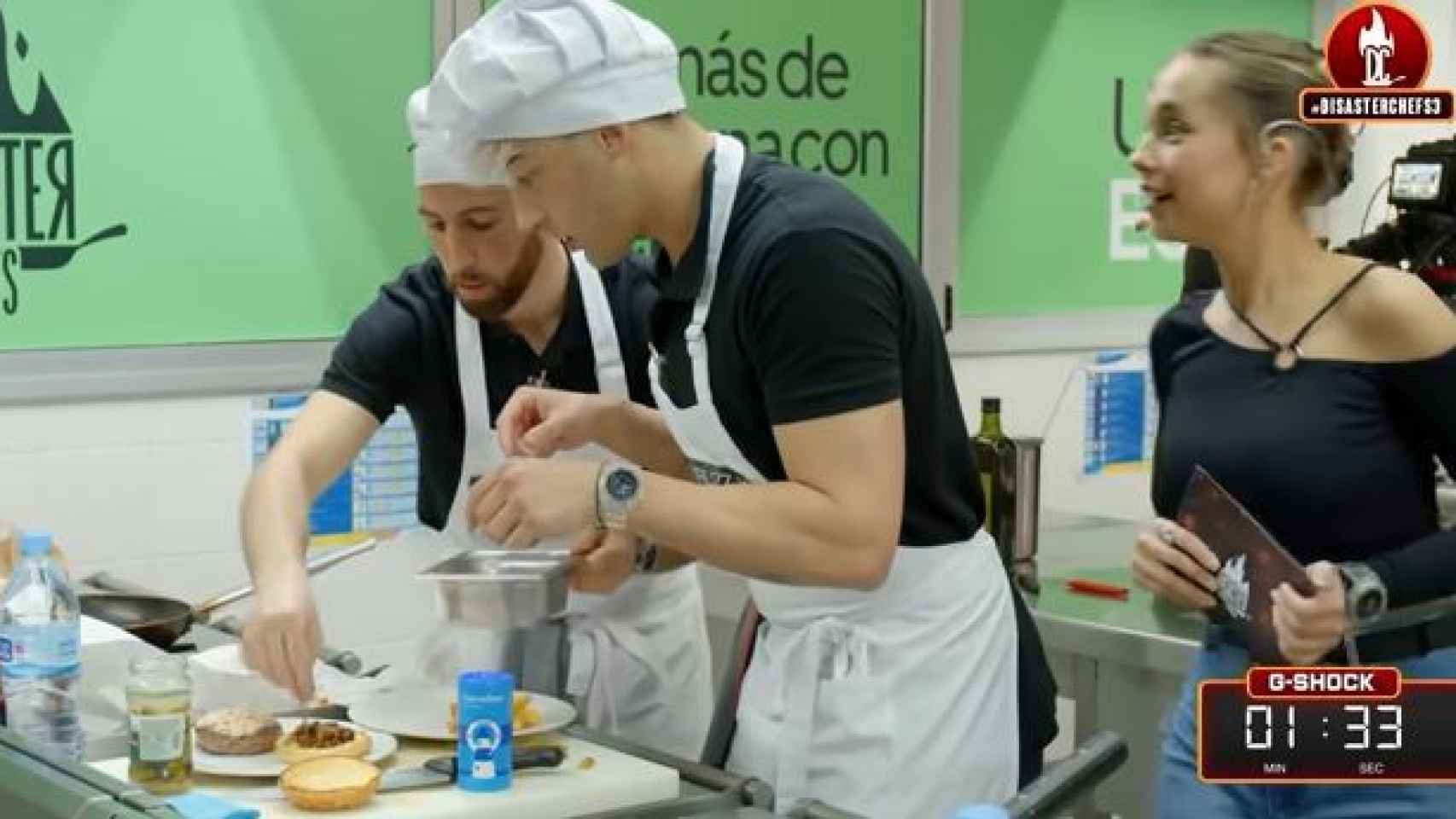 Sandor y Viruzz preparando su hamburguesa en Disaster Chefs