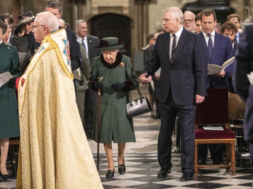 La reina y el duque de York entrando a la abadía.