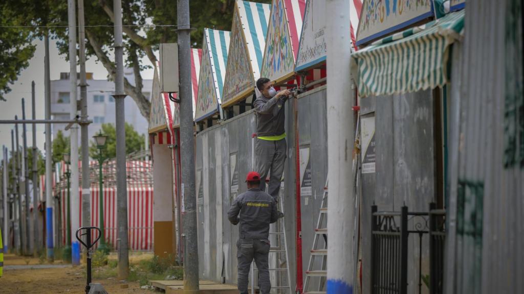 Operarios en unas casetas de la Feria de Abril.