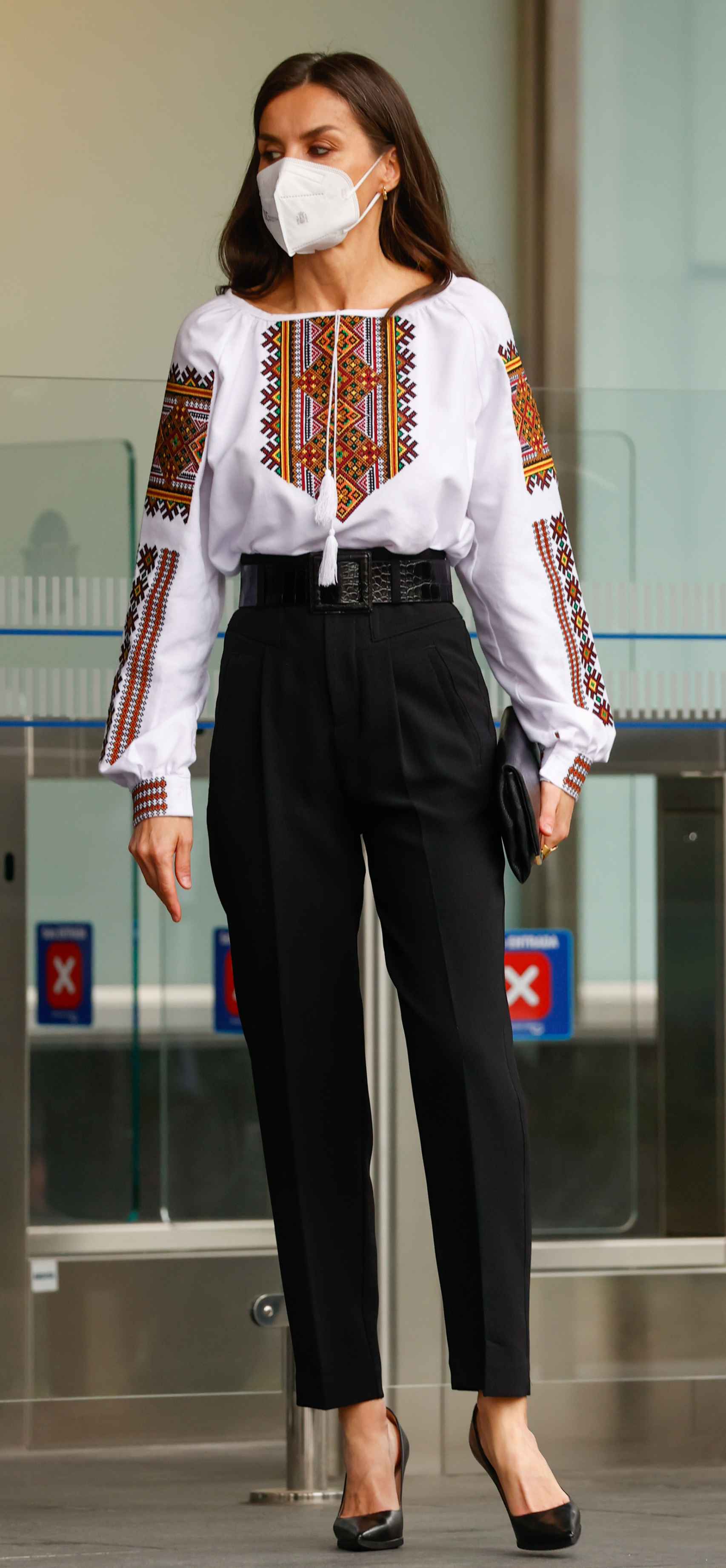 La reina Letizia con la blusa tradicional de Ucrania.