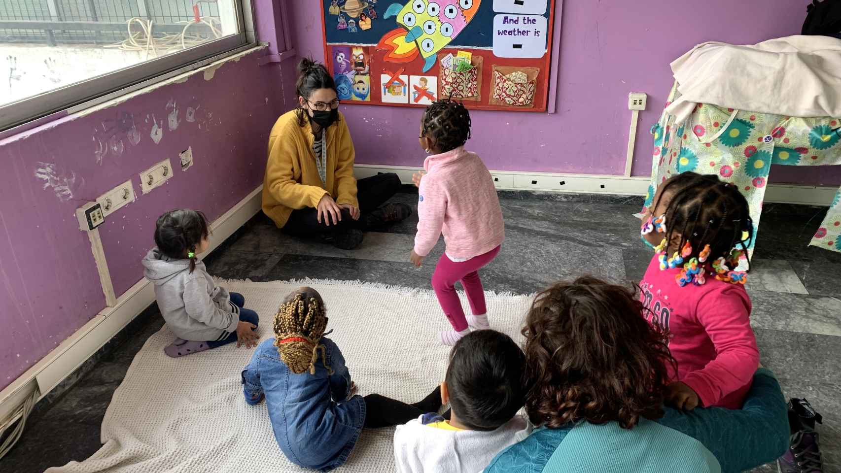 Niños refugiados participando en las actividades educativas que organizan los voluntarios del Elna Maternity Center de Atenas.