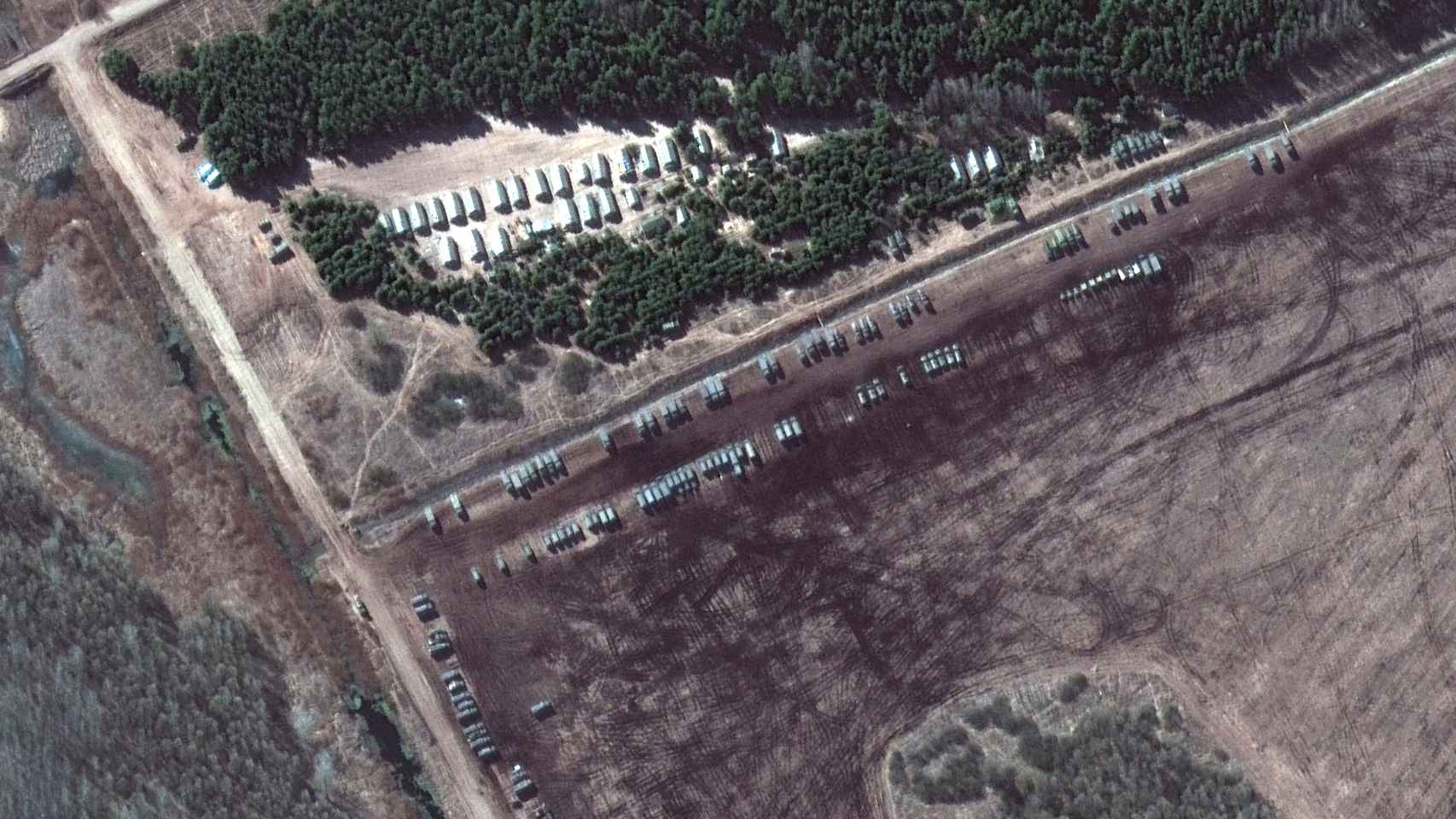 Una imagen satélite del 18 de marzo muestra tiendas de campaña y material militar en Dubli, Bielorrusia, a unos 200 kilómetros de Kiev.