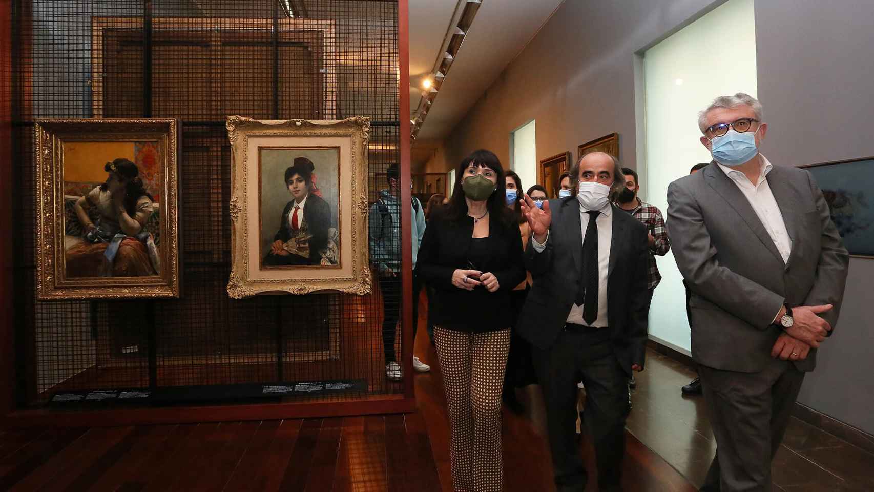 Parra, Soler y Falomir durante la visita a la nueva exposición permanente del Mubag en Alicante.