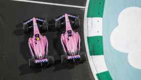 Fernando Alonso y Esteban Ocon peleando por la posición en Arabia Saudí