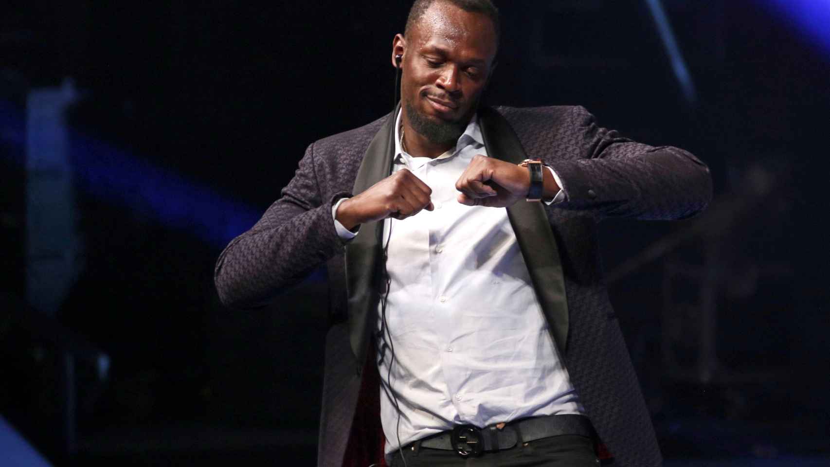 Usain Bolt bailando sobre un escenario