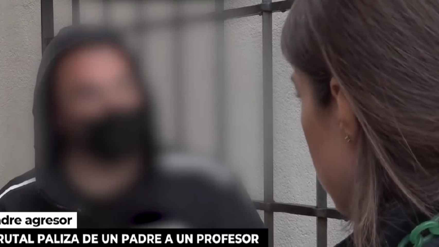 El supuesto agresor de varios docentes, con el rostro difuminado, en imágenes emitidas por Telecinco.