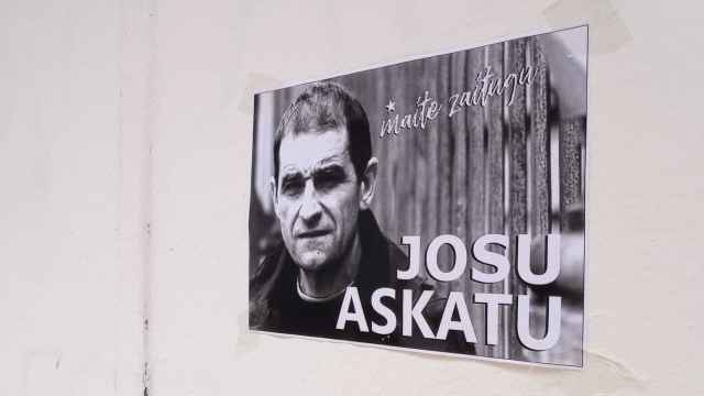 Un cartel de apoyo a 'Josu Ternera' en su pueblo natal, Ugao-Miraballes (Vizcaya).