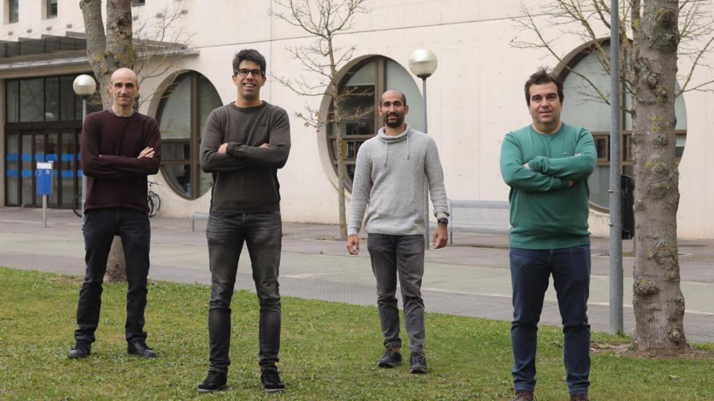 De izquierda a derecha, los investigadores Iñigo Ederra, Miguel Beruete, Dayan Pérez-Quintana y Jorge Teniente en el campus de Arrosadia de la UPNA.