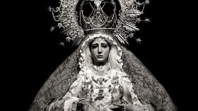 La Virgen de la Esperanza irá ataviada para el traslado igual que en el cartel de la Semana Santa de Málaga