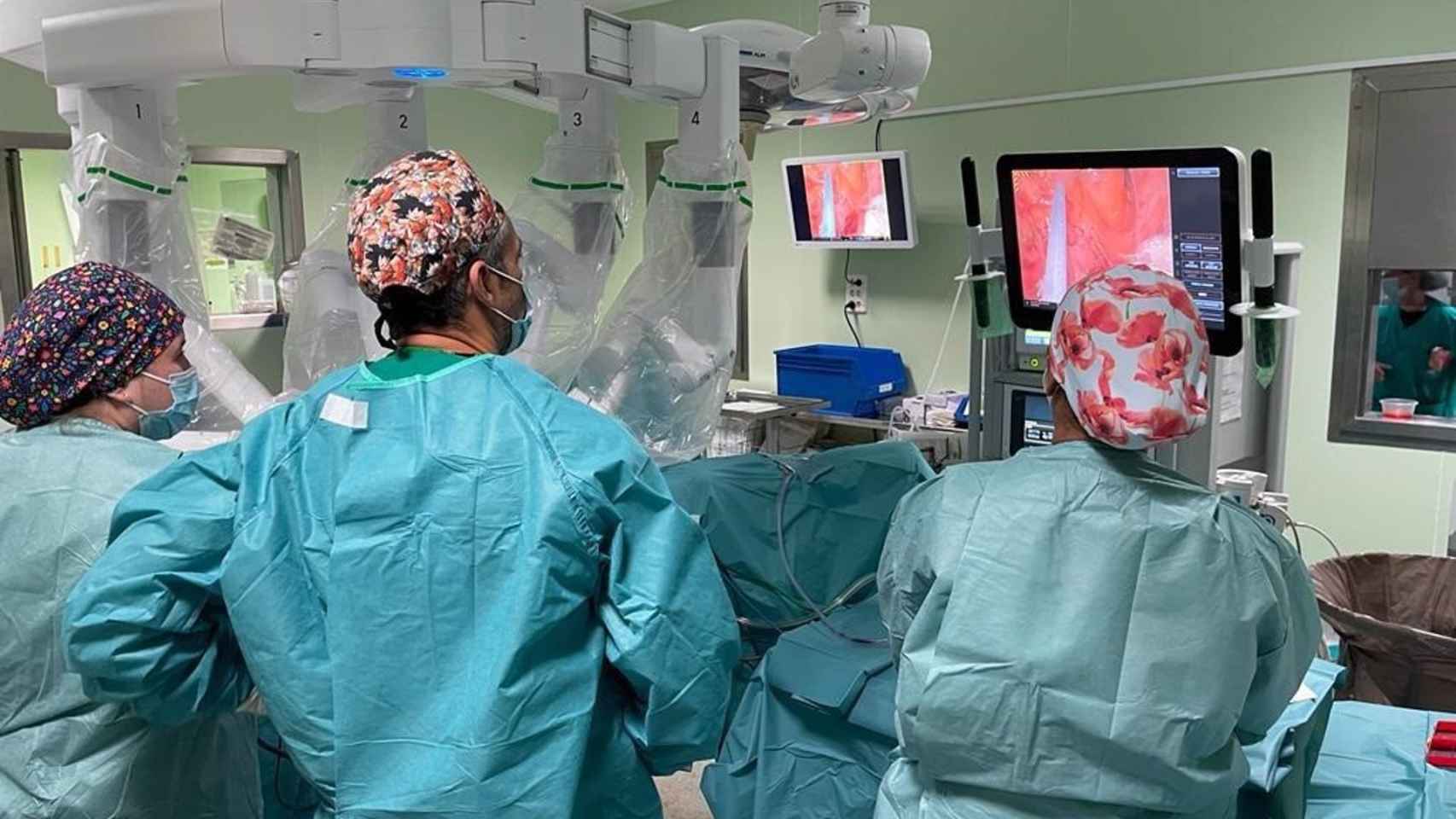 Parte del equipo de la Unidad de Cáncer Colorrectal del Hospital Clínico de Málaga en una intervención con cirugía robótica.