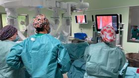 Parte del equipo de la Unidad de Cáncer Colorrectal del Hospital Clínico de Málaga en una intervención con cirugía robótica.