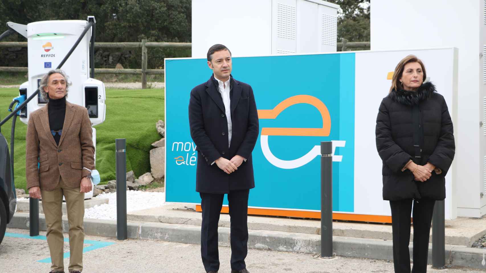 De izquierda a derecha,  Daniel Álvarez, alcalde de Venturada; Carlos Bermúdez, gerente de Movilidad Eléctrica de Repsol y la subdirectora general de Transporte y Movilidad de la Comunidad de Madrid, Mª Fe Borrega Bahón.