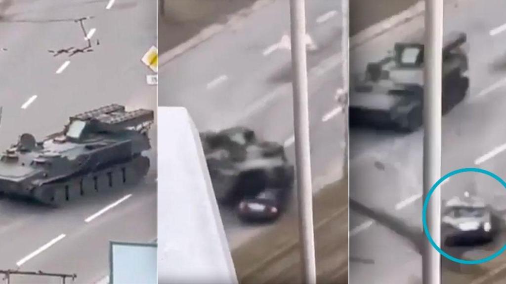 Momento en que el tanque arrolla al vehículo particular al norte de Kiev en el primer día de la invasión.