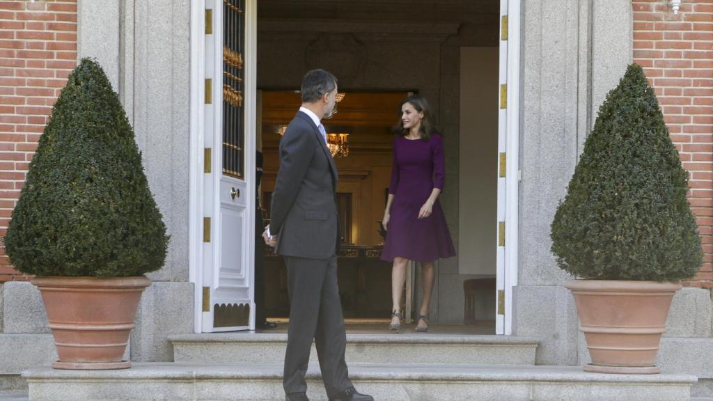 Los reyes Felipe y Letizia frente a la entrada de Zarzuela.