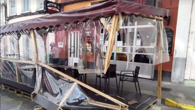 Terraza contra la que impactó un vehículo en Lugo conducido por un conductor ebrio.