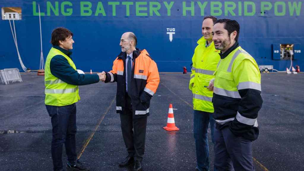 El presidente de la Autoridad Portuaria de Vigo, Jesús Vázquez Almuiña, supervisó la descarga de gas natural licuado.