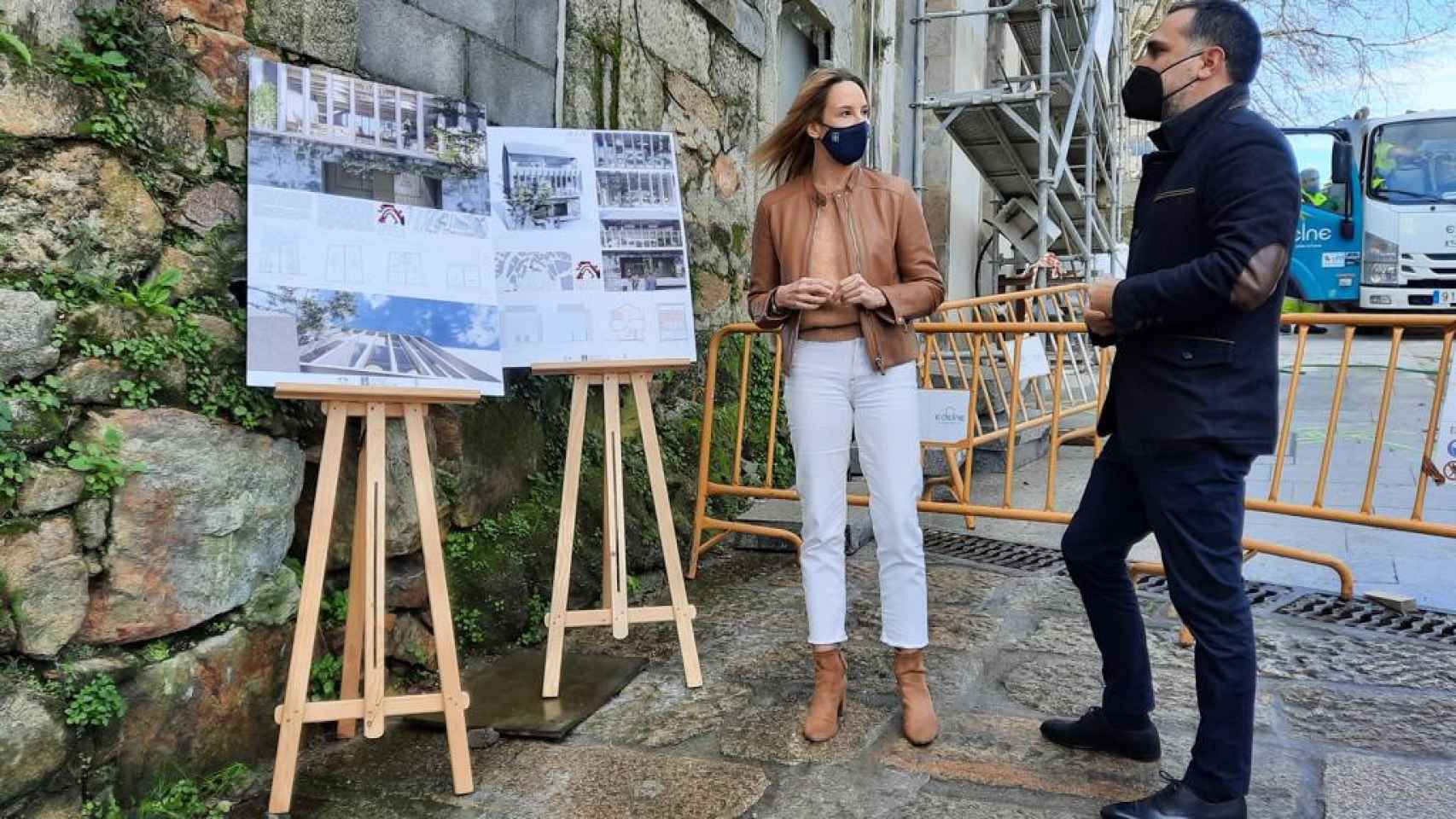 La presidenta del organismo y delegada territorial de la Xunta en Vigo en una visita junto al arquitecto de la obra este inmueble del que obtendrán dos nuevas viviendas.