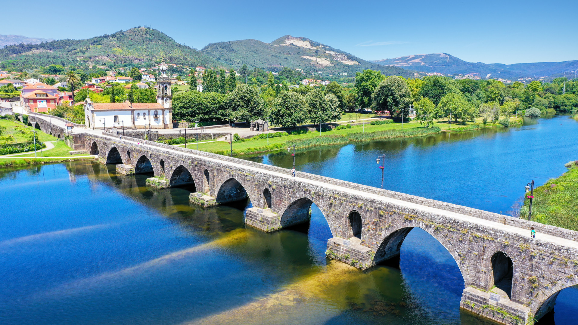 Vista elevada del puente medieval que cruza el río Lima. Imagen: Shutterstock