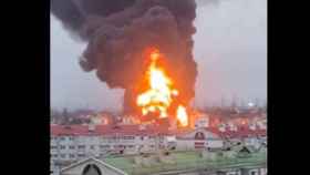 Explosión en varios depósitos de combustible en la ciudad rusa de Bélgorod por misiles supuestamente ucranianos.