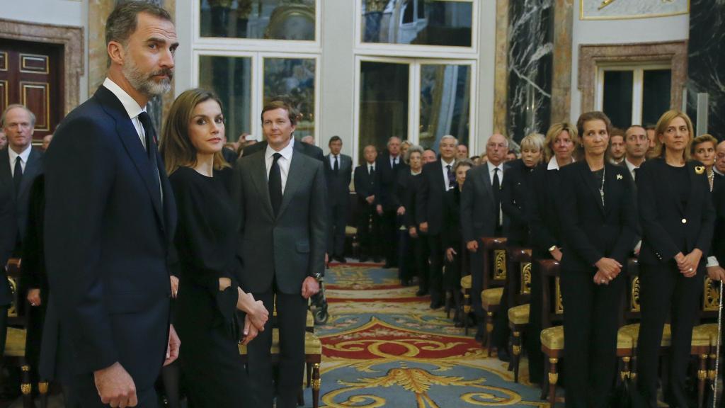 Los reyes Felipe VI y Letizia junto a las infantas Elena y Cristina.