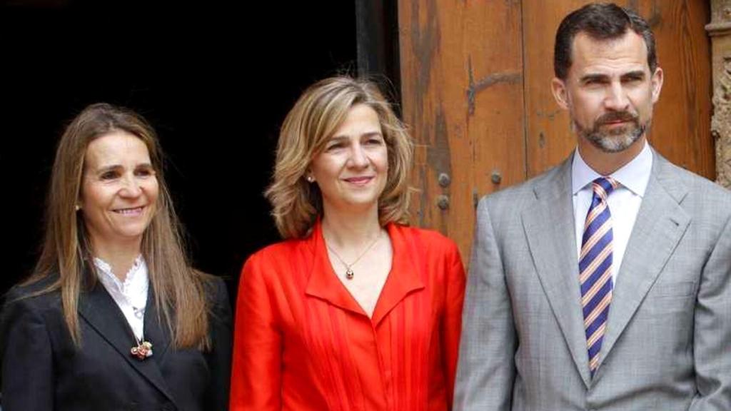 Las infantas Elena y Cristina junto al rey Felipe VI en la Catedral de Palma.